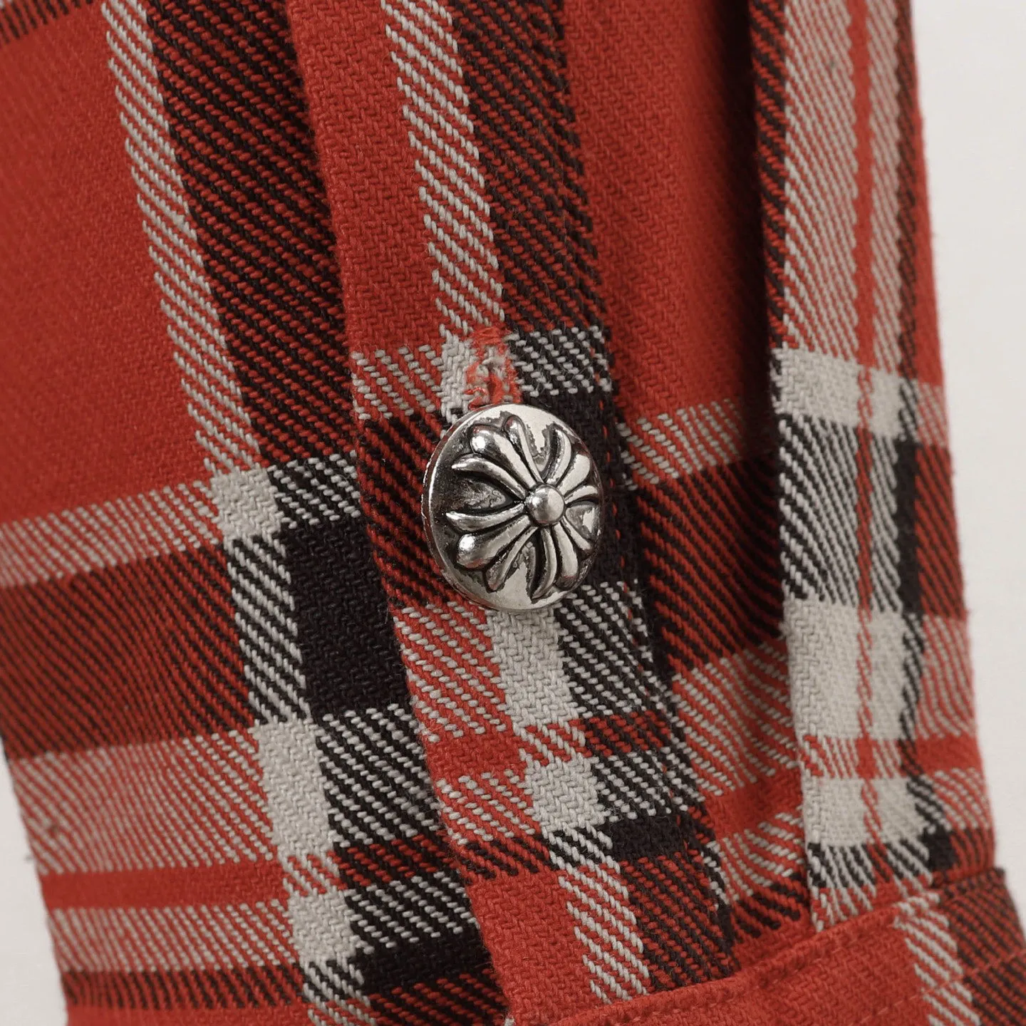 🅿️380 ch|24fw Crow Heart New Striped Plaid Splicing Silver Button Cardigan Shirt Process description: The fabric is made of custom-woven and custom-dyed wool blended fabric. The fabric contains wool components and has a very good texture. All the plaids are counter-position stitching. Every size and every plaid splicing is counter-position. It not only consumes fabric but also takes time. The details are very delicate. The sleeve logo printing uses special pulping. The characteristic of the printing process is the use of high-performance glue for printing, which creates a sense of layering on the printed pattern. The accessories of the new yb mold are used. Buttons and pocket silver jewelry are custom-developed using silver-plated foti materials. The cuffs are made with buttons and snaps that are consistent with yb and are designed with loose fit. The oversized version is truly restored. Color: blue/green/red. Size: S-XL.